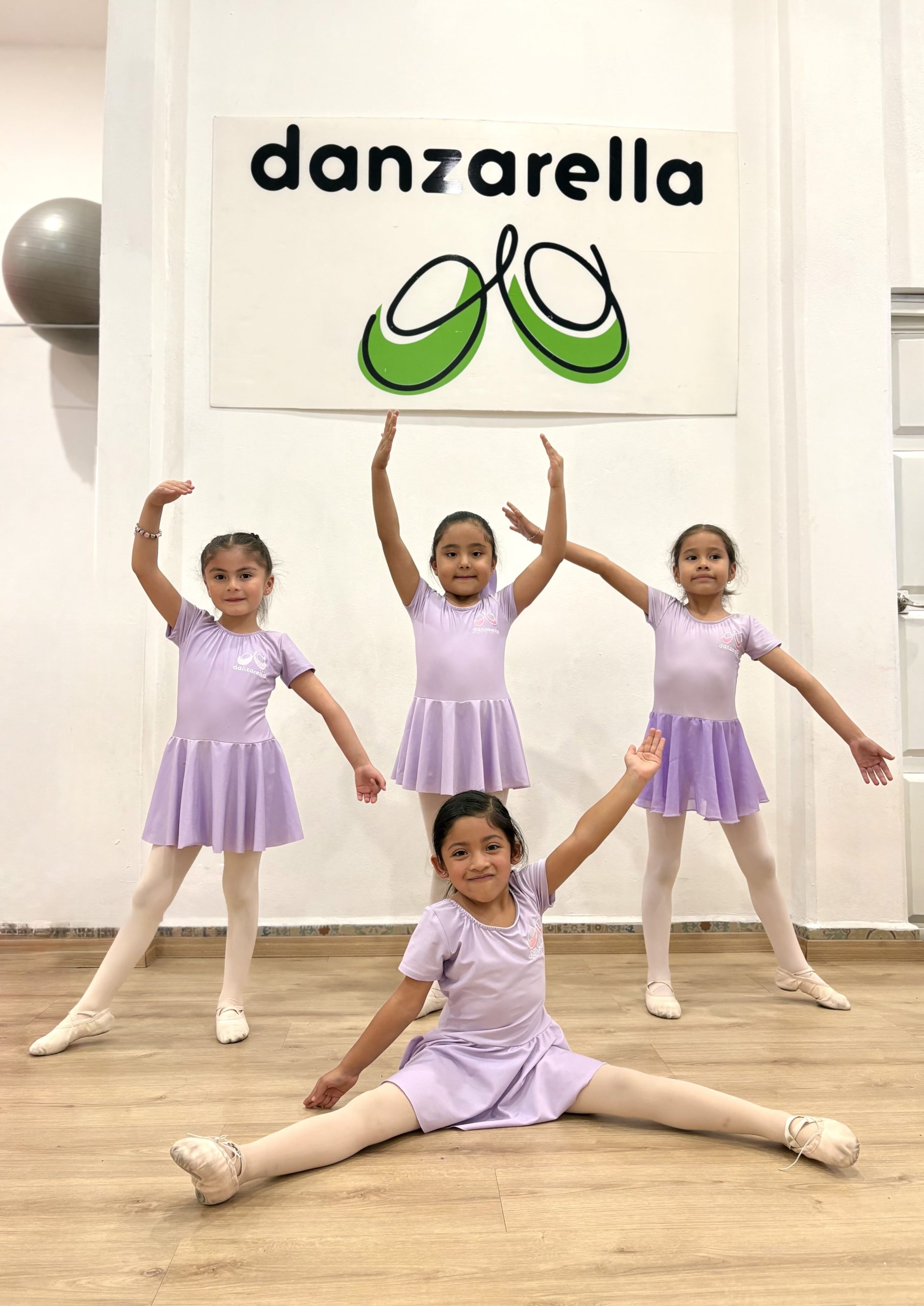 Alumnas de Danzarella dentro de la academia